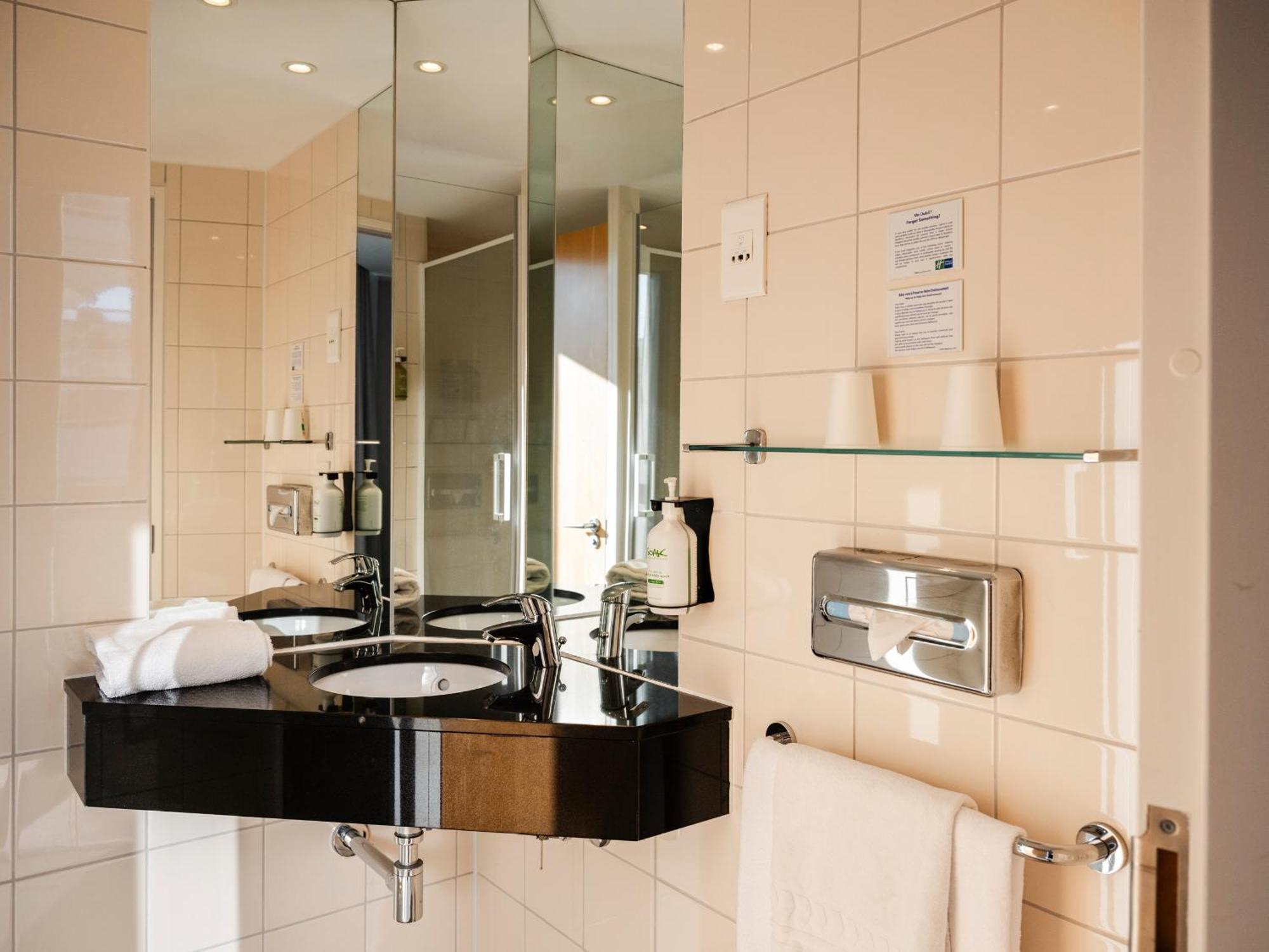 Holiday Inn Express Saint-Nazaire By Ihg Bagian luar foto